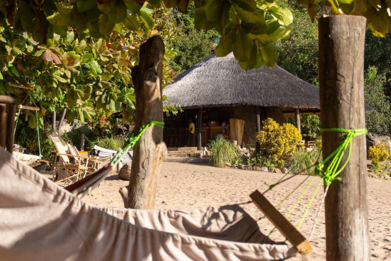 Mufasa Eco Lodge Monkey Bay エクステリア 写真